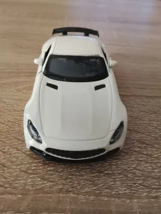 Coche de juguete de metal blanco