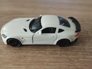 Coche de juguete de metal blanco