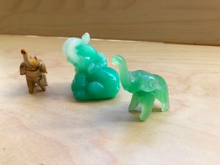 Piccole sculture di elefanti