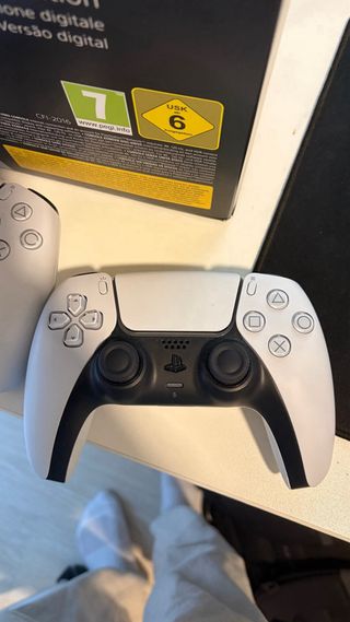 PlayStation 5 Digital Edition + 2 Mandos