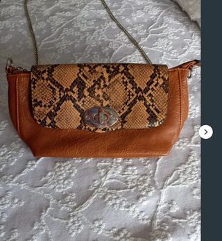 Bolso marrón con estampado de serpiente