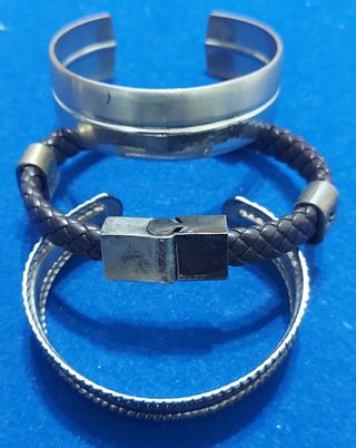 Pulseras y pendientes plateados y marrones