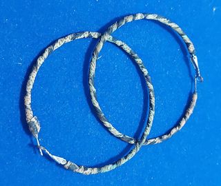 Pulseras y pendientes plateados y marrones