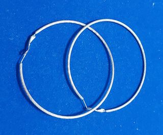 Pulseras y pendientes plateados y marrones