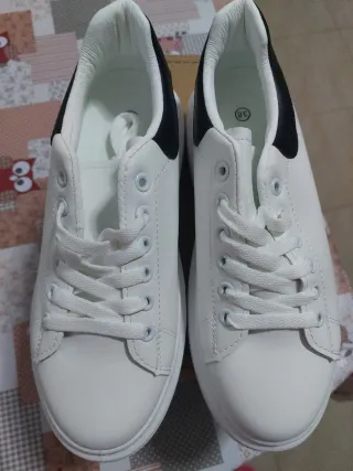 Zapatillas Mujer Blancas y Negras