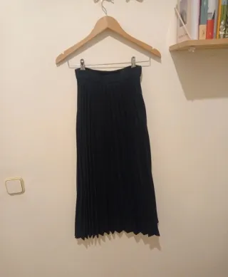 Falda midi plisada negra