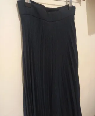 Falda midi plisada negra