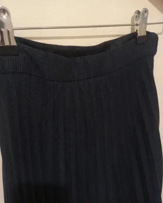 Falda midi plisada negra