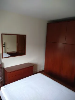 Dormitorio,  2 armarios, sofá, estantería y 2 sill