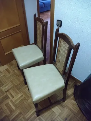 Dormitorio,  2 armarios, sofá, estantería y 2 sill