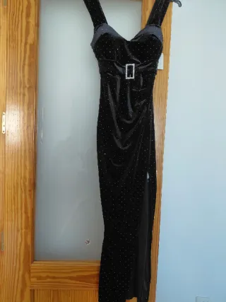 Vestido de fiesta negro con pedrería