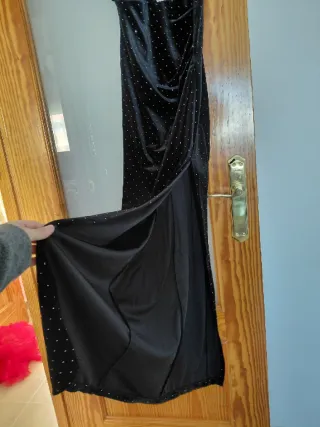 Vestido de fiesta negro con pedrería