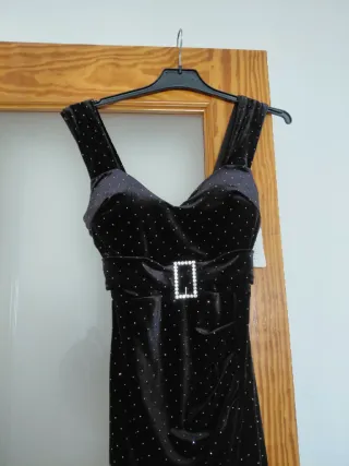 Vestido de fiesta negro con pedrería