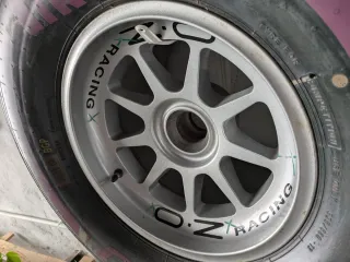 Llanta Formula 1 OZ con Pirelli Soft F1