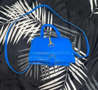 Bolso azul con asa y correa