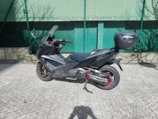 Kymco AK 550 personalizada con extras