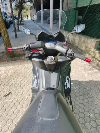 Kymco AK 550 personalizada con extras