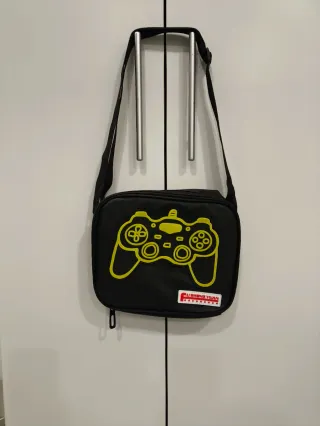 Bolso de Hombro Negro con Diseño de Mando