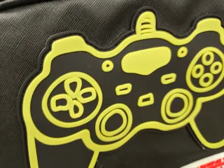 Bolso de Hombro Negro con Diseño de Mando