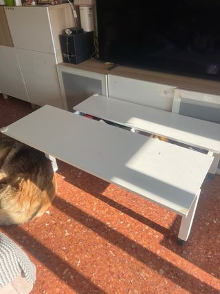 Mesa de sala blanca con apertura