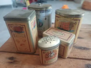 Scatole metalliche antiche decorate