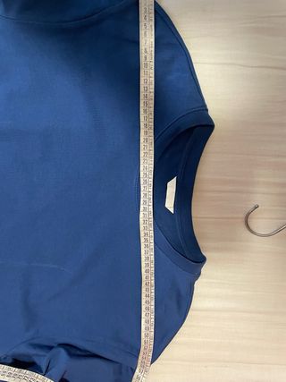 Abitino sportivo blu.