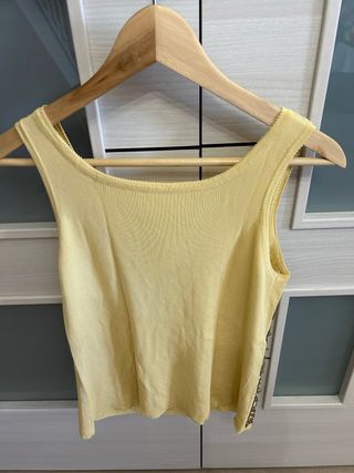 Top amarillo con lentejuelas