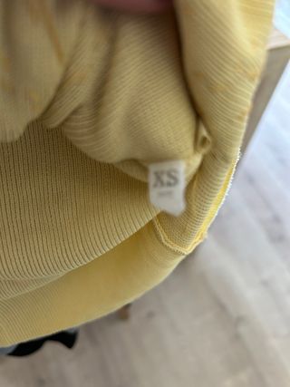 Top amarillo con lentejuelas