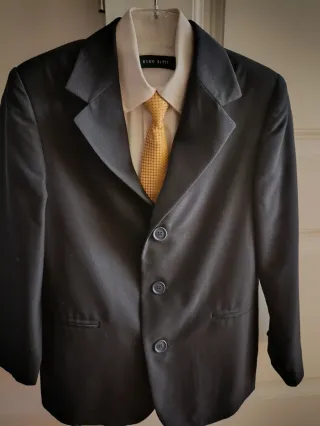 Traje HUGO BITTI azul marino y corbata amarillo.