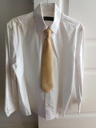 Traje HUGO BITTI azul marino y corbata amarillo.