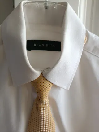 Traje HUGO BITTI azul marino y corbata amarillo.