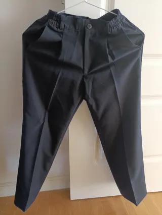 Traje HUGO BITTI azul marino y corbata amarillo.