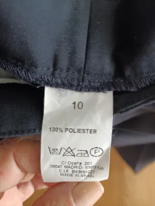 Traje HUGO BITTI azul marino y corbata amarillo.