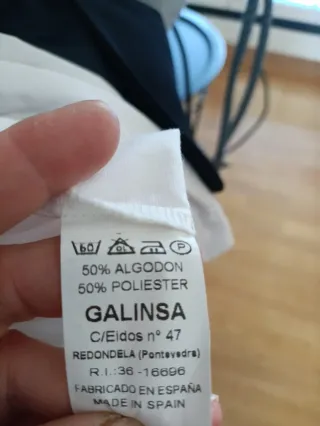 Traje HUGO BITTI azul marino y corbata amarillo.