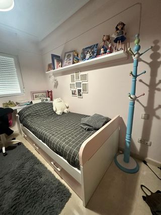 Habitación infantil con silla y perchero incluido