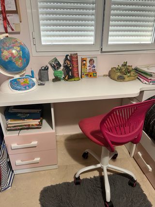 Habitación infantil con silla y perchero incluido