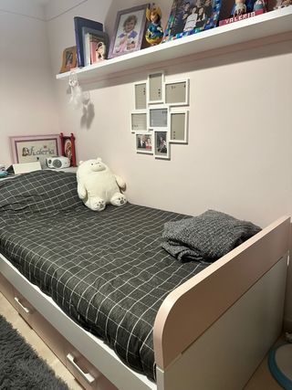Habitación infantil con silla y perchero incluido