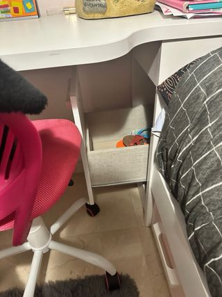 Habitación infantil con silla y perchero incluido