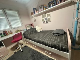 Habitación infantil con silla y perchero incluido