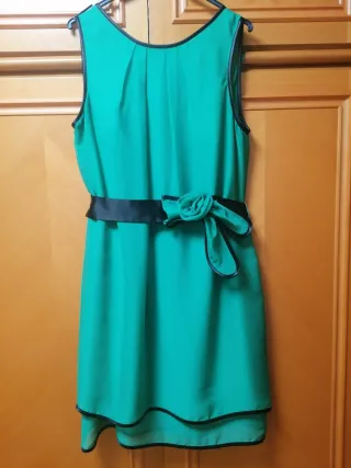 Vestido verde con cinturón negro