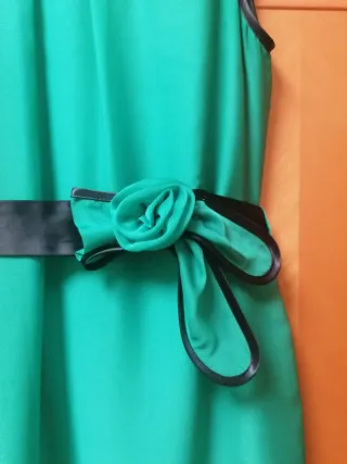 Vestido verde con cinturón negro