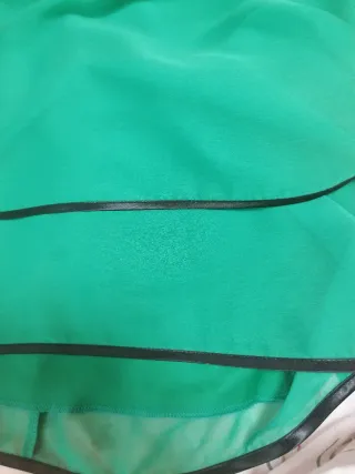 Vestido verde con cinturón negro