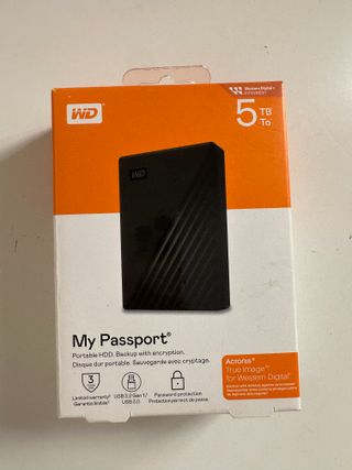 1 Disco WD 5TB My Passport y 1 wd elements se 5tb