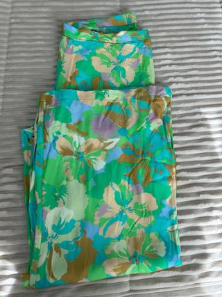 Pantalón fluido floral verde Stradivarius talla L
