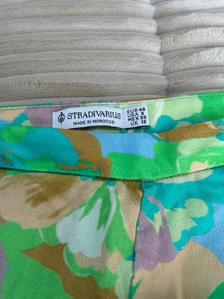 Pantalón fluido floral verde Stradivarius talla L