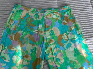 Pantalón fluido floral verde Stradivarius talla L