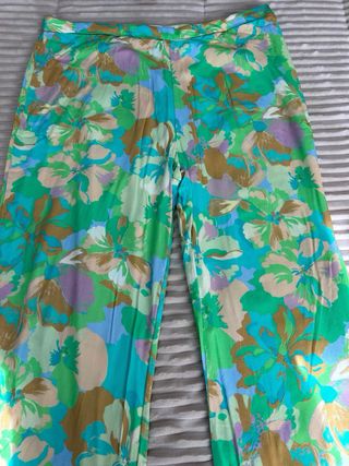 Pantalón fluido floral verde Stradivarius talla L