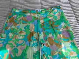 Pantalón fluido floral verde Stradivarius talla L