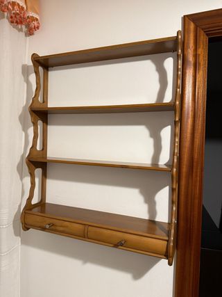 Estantería de madera con cajones