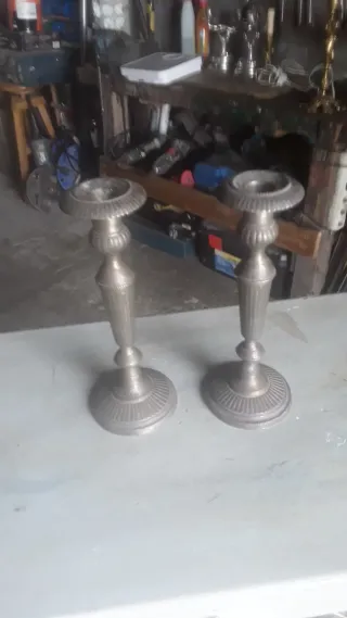 Juego de candelabros alto 27 ancho 9.